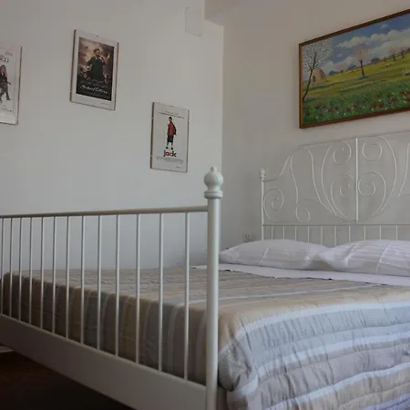 Odeon Bed & Breakfast 3*